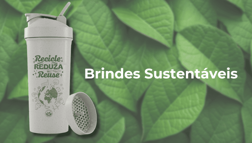 Coqueteira ecológica em fundo verde, destacando a mensagem 'Recicle, Reduza, Reuse', representando a importância dos brindes sustentáveis para um futuro mais consciente."